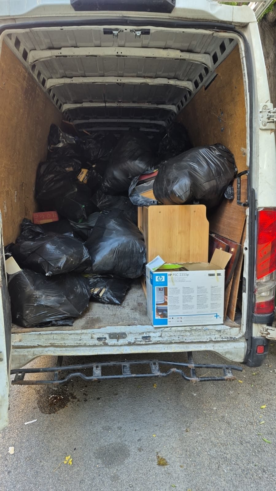 Furgoneta de Ecovaciados cargada para una mudanza o porte