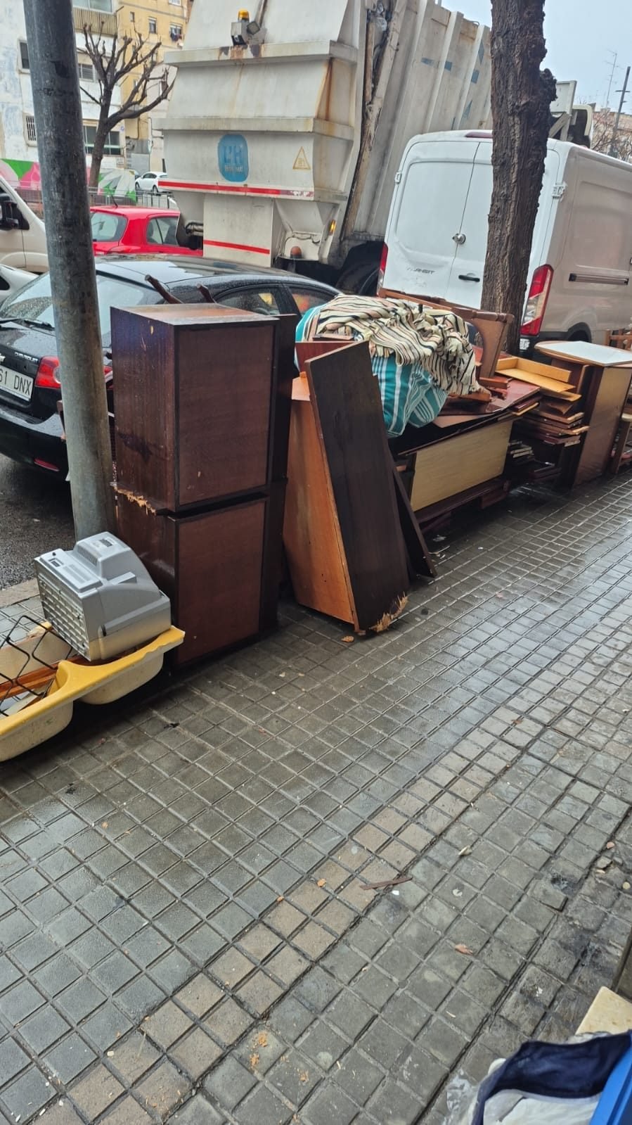 Vaciado de un piso lleno de muebles y enseres en Barcelona
